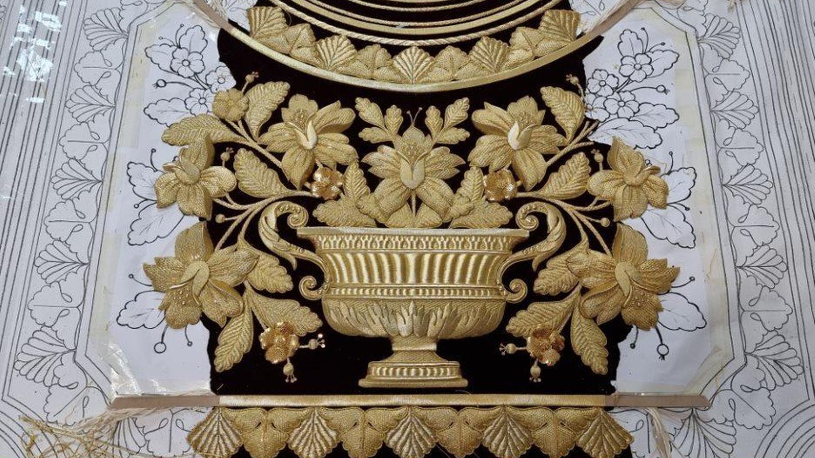 Uno de los motivos florales que componen el techo.