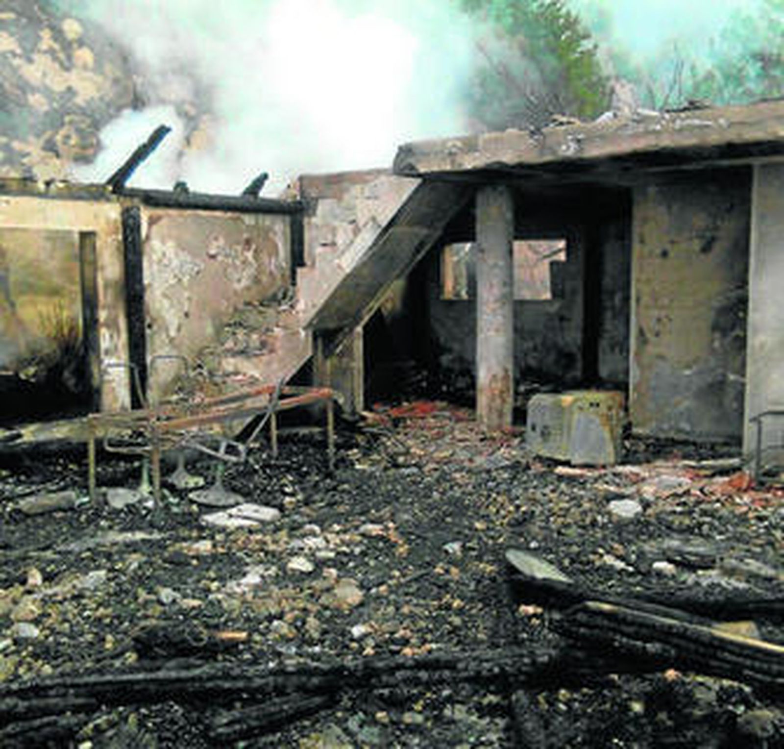 La casa rural de la finca El Cañuelo, en Tarifa, tras el incendio.
