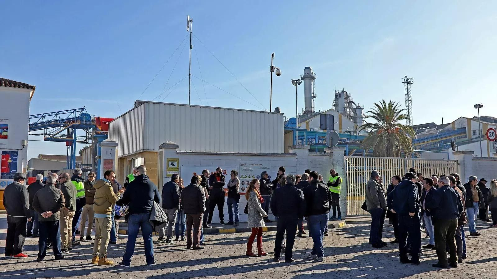 Imagen de una concentración de trabajadores a las puertas de la Azucarera del Guadalete en Jerez.