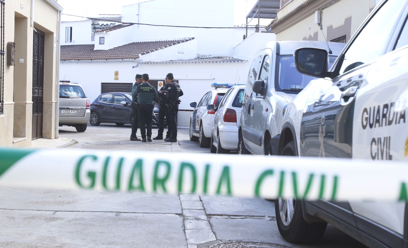 La Guardia Civil acordona el escenario del crimen de Posadas.