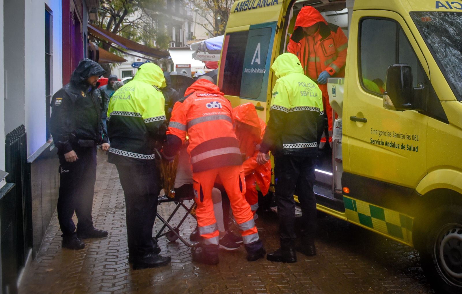 Heridos varios niños en la caída de una carpa en la Alameda