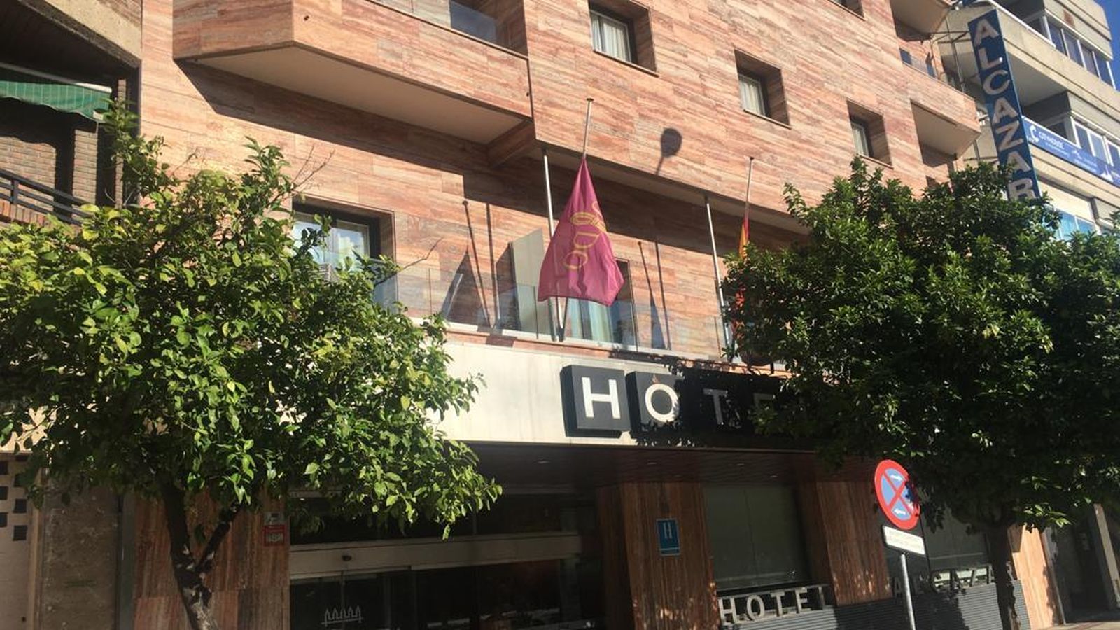 Banderas a media asta del Hotel Alcázar