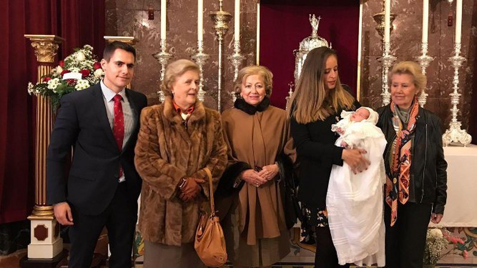 La benjamina con sus padres Daniel González-Aller y Sesé Carlier y sus bisabuelas Teresa López, Fonfi Pavón y Pilar Lacalle.
