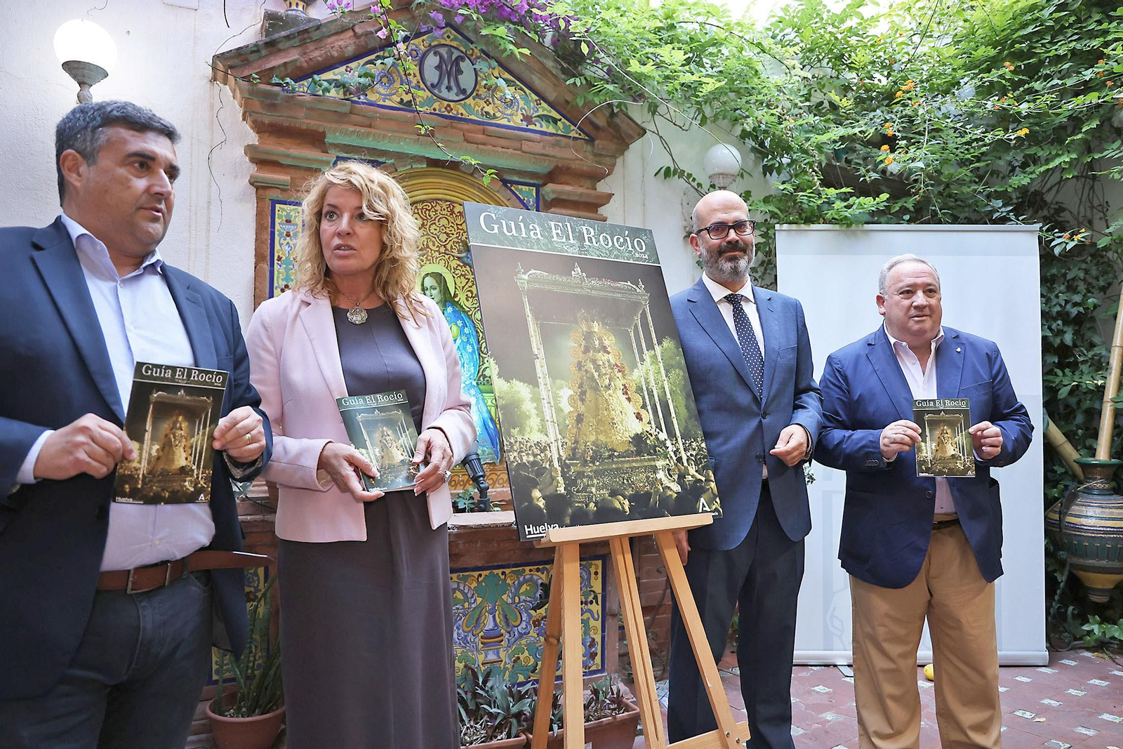 Imágenes de la presentación de la Guía del Rocío 2024 de Huelva Información