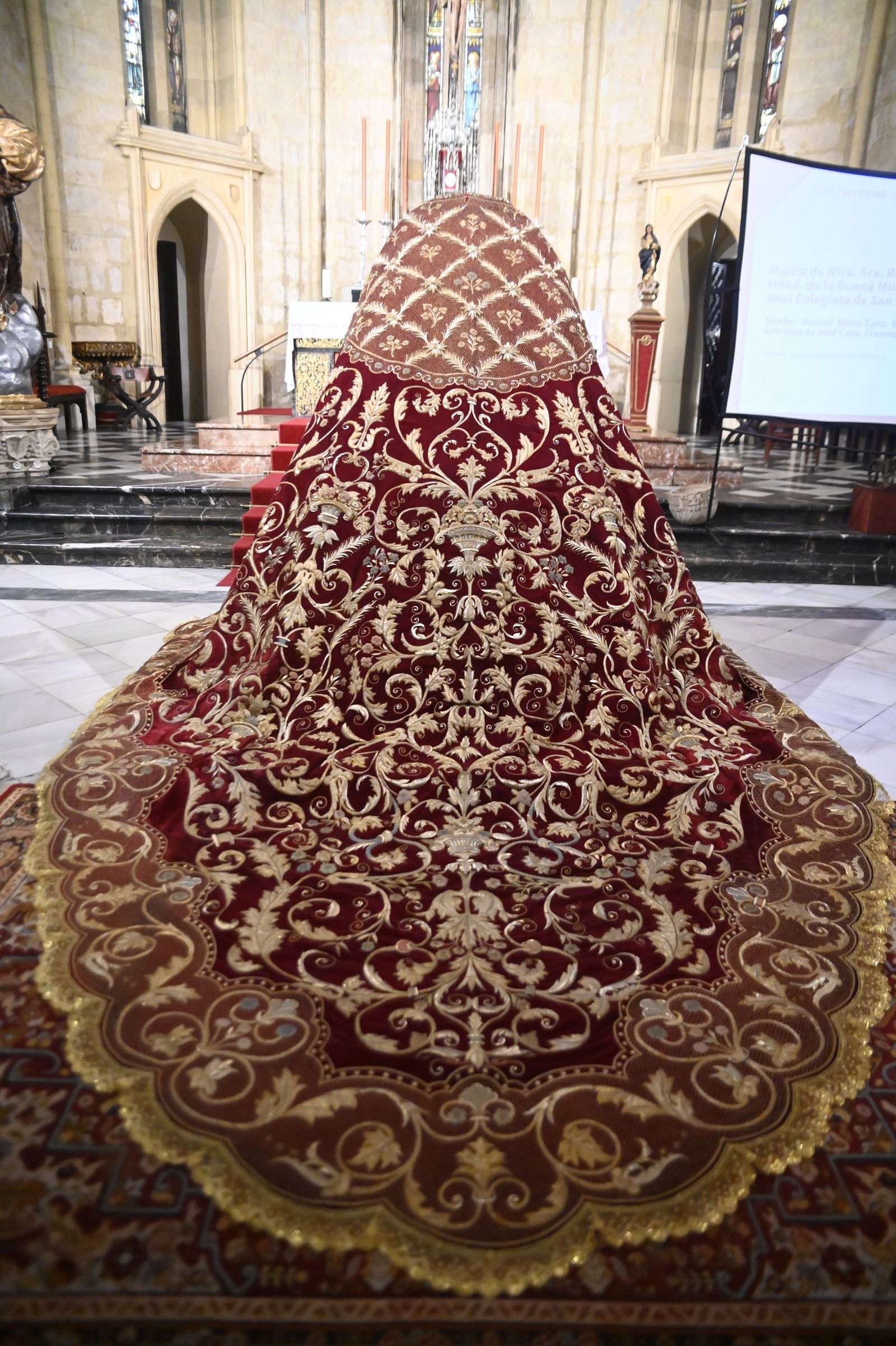 Las fotos de la presentación del manto de la Reina de los Mártires de Córdoba tras su restauración