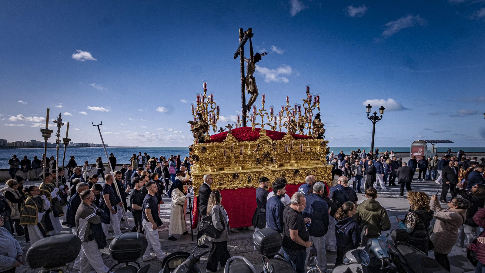 Las imágenes del traslado de La Palma a su templo después de refugiarse en Catedral por la lluvia
