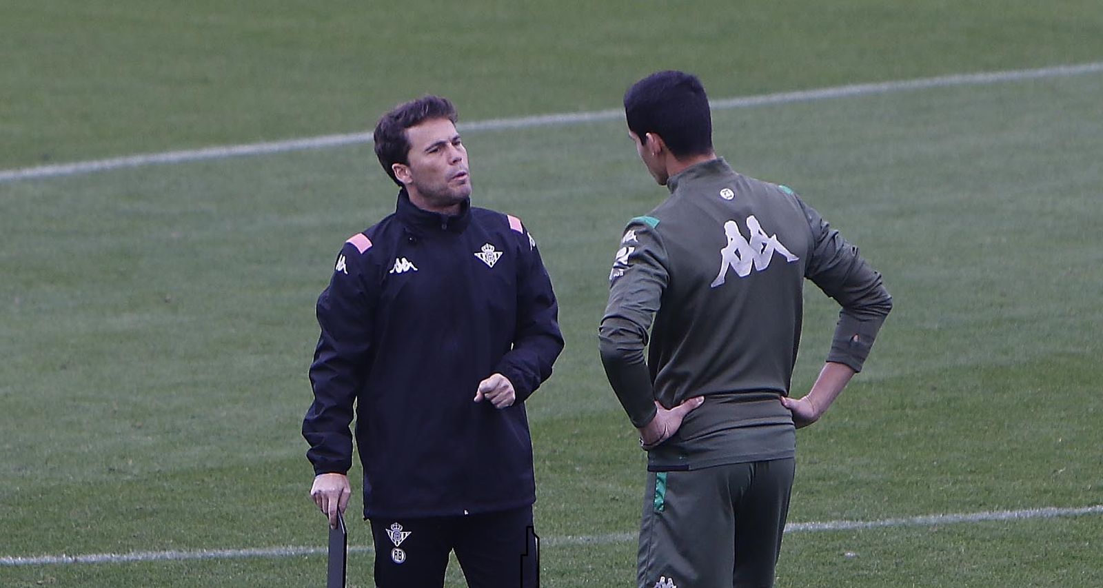 Rubi dialoga con Mandi durante un entrenamiento.