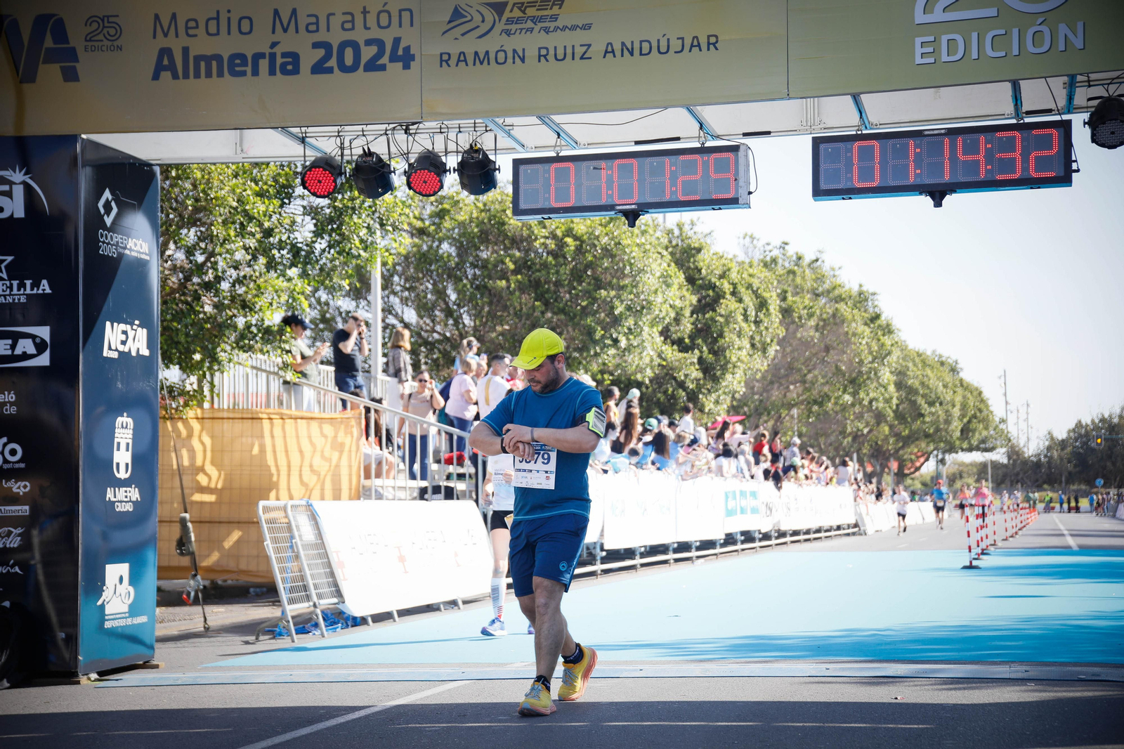 Imágenes de la llegada de la Media maratón Ciudad de Almería
