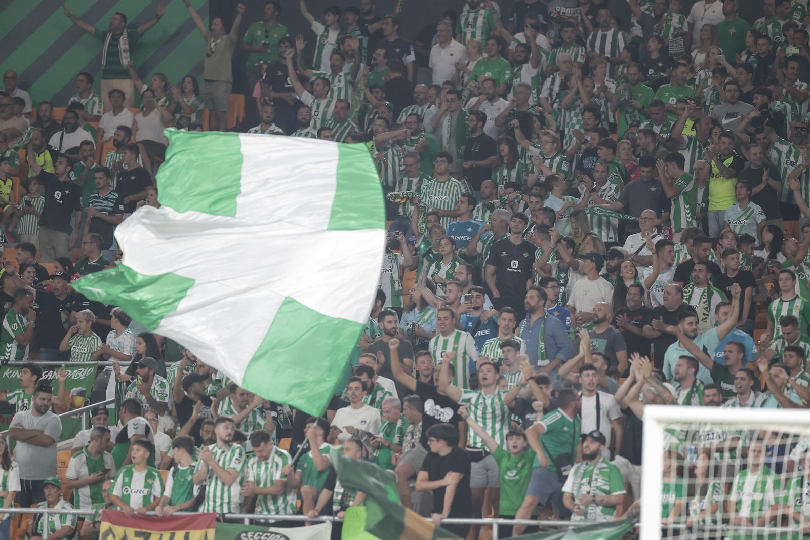 Búscate en las fotos del Betis - Nottingham Forest