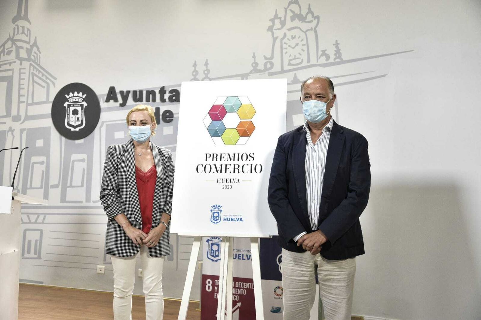 Tania González y Antonio Gemio en la presentación de los Premios al Comercio de Huelva 2020.