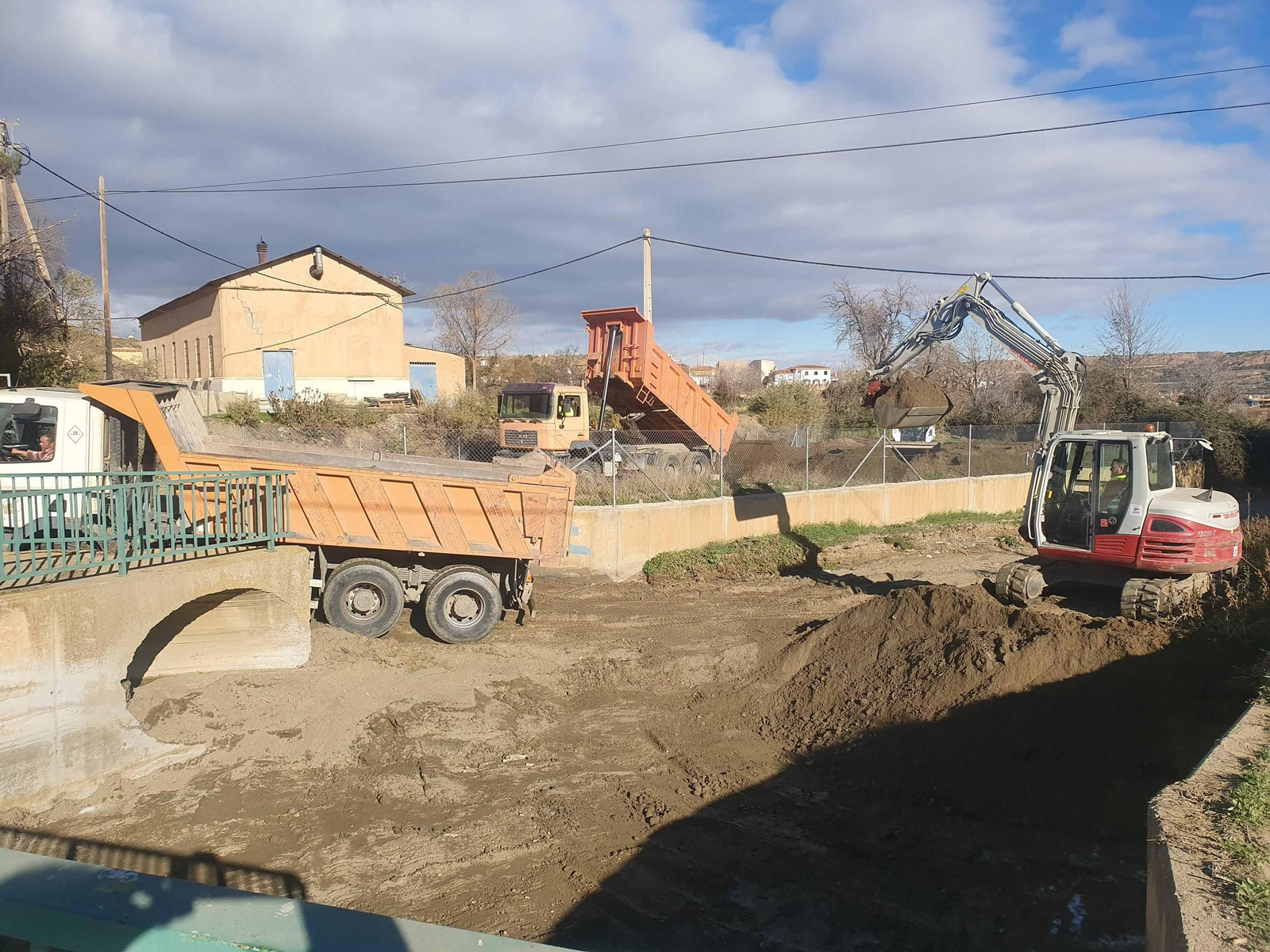 Las máquinas retiran los sedimentos acumulados por la DANA en la rambla del Patrón y la ramblilla de Fátima