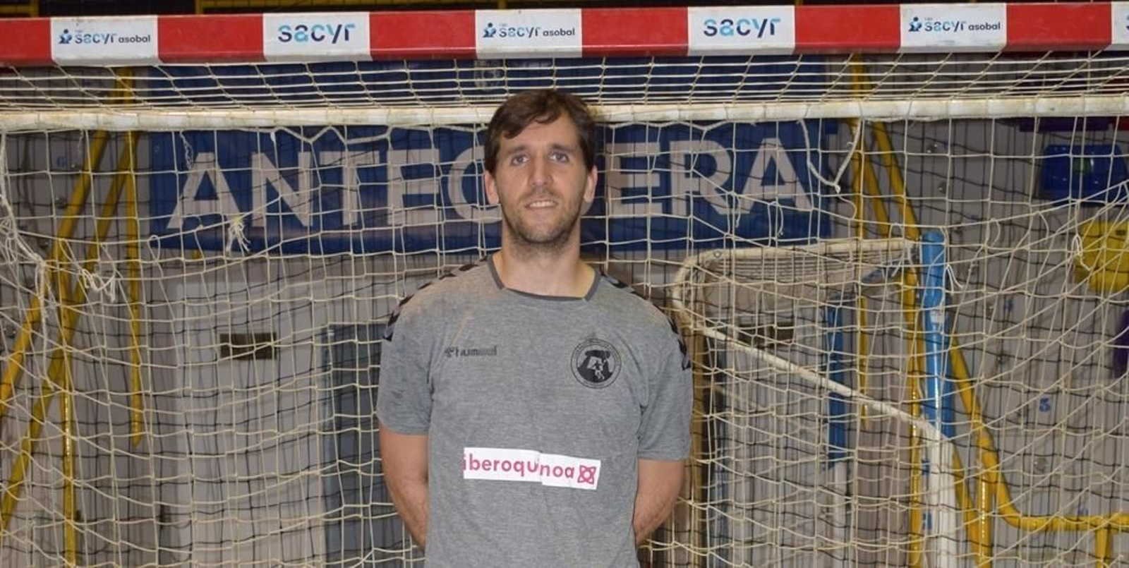 Ángel Pérez posa tras su fichaje por el Iberoquinoa Antequera.