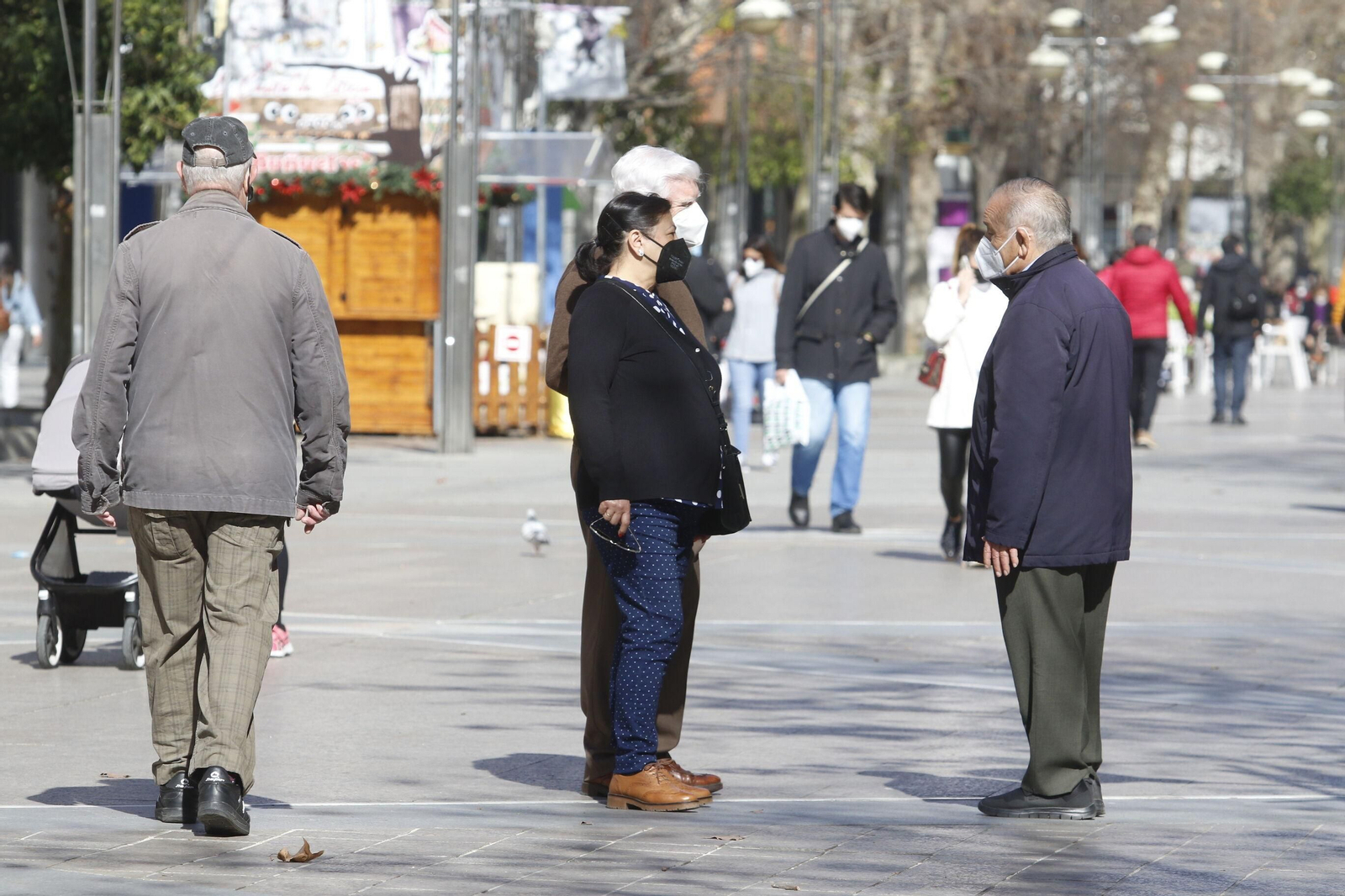 Varias personas conversan en el Bulevar del Gran Capitán.