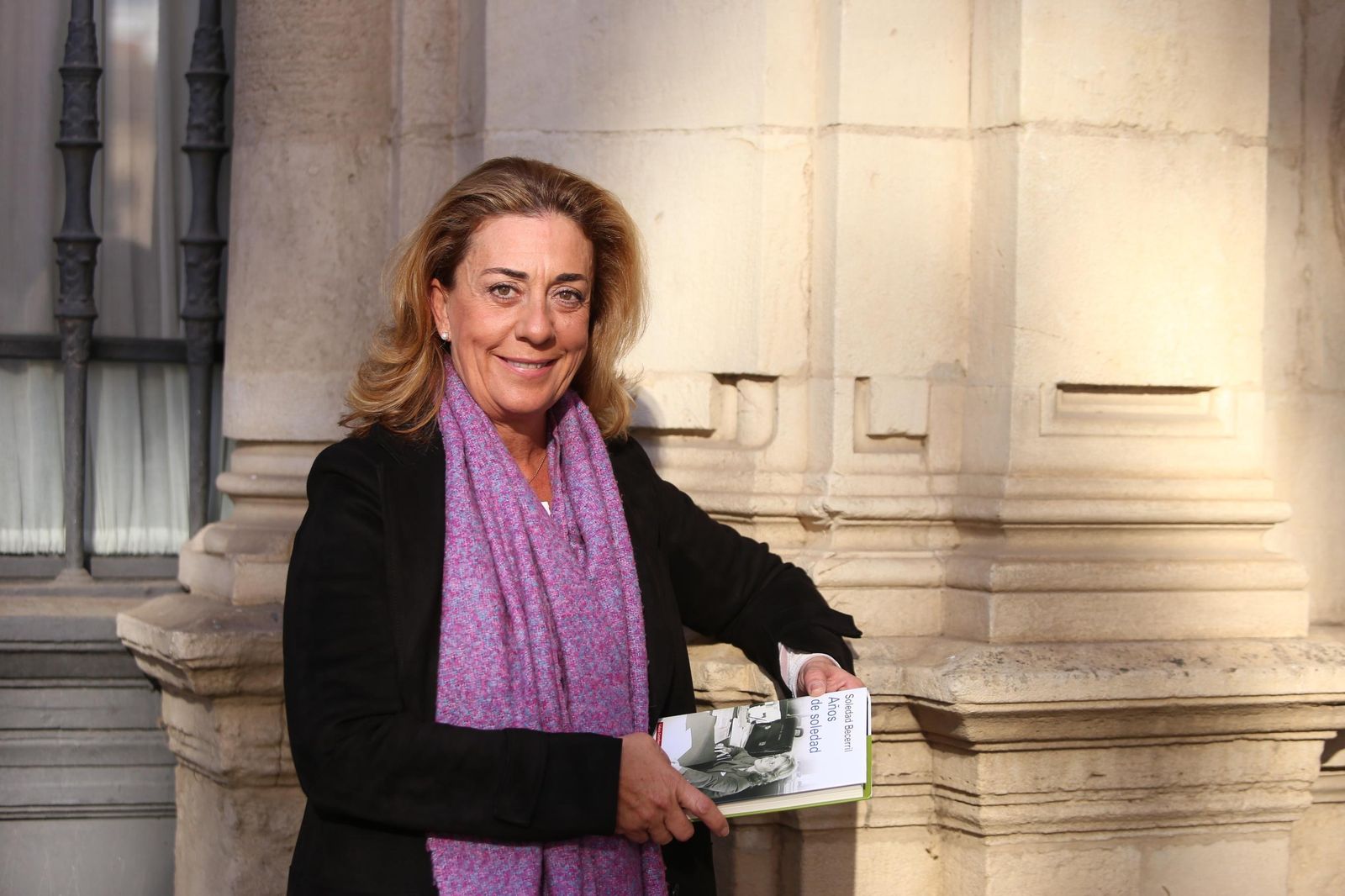 Almudena Zubiría, con el libro de Memorias de Soledad Becerril, por la que entró concejal