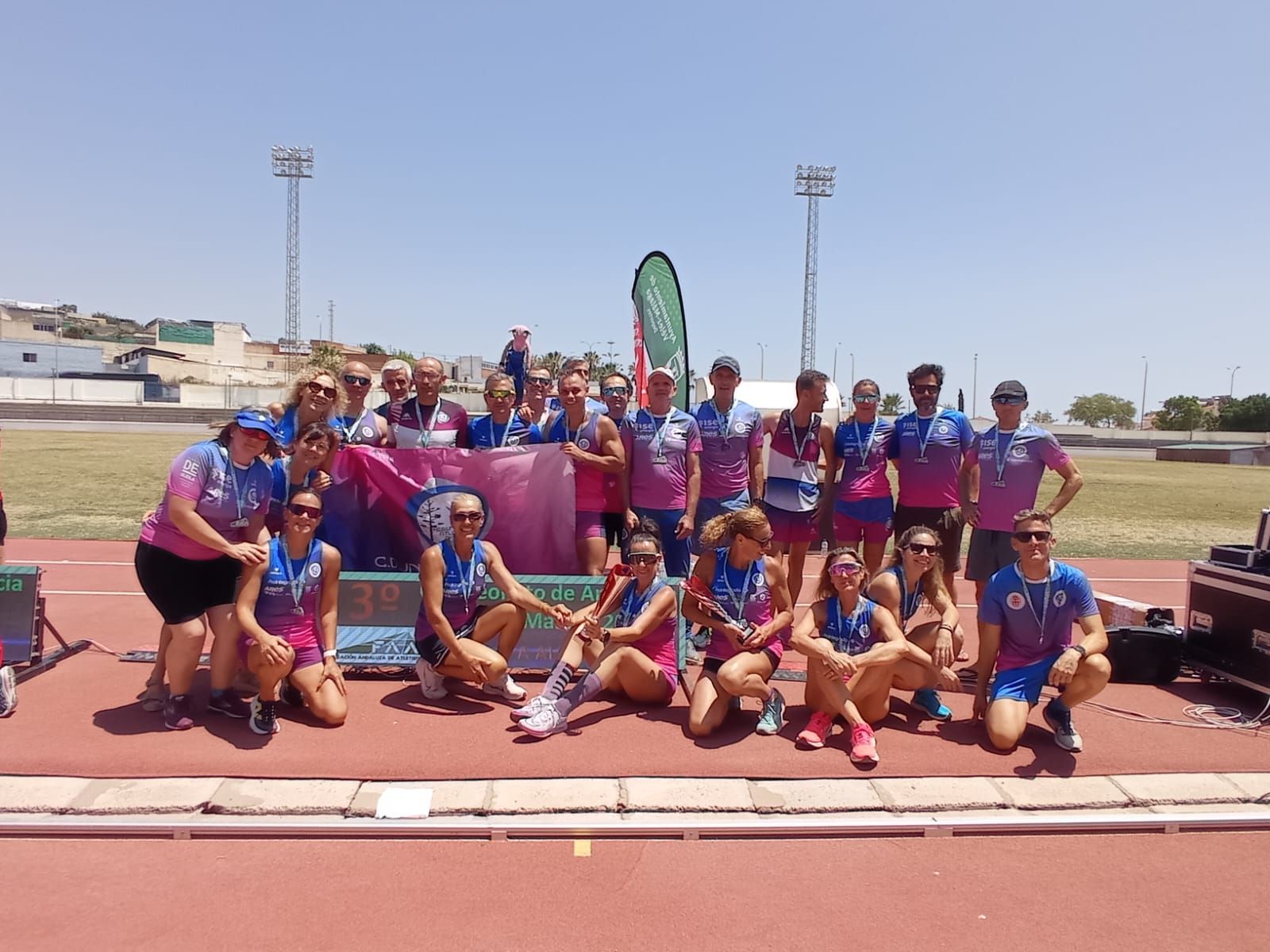 Los componentes del CD Unión Atletas de Almería posan sobre el tartán al término de la competición celebrada en tierras malagueñas.