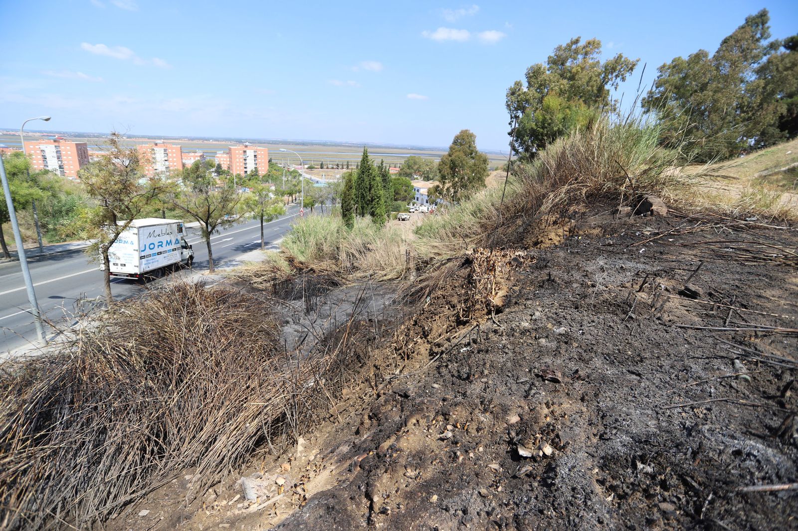 Imágenes de la ladera del Santuario de la CInta calcinadas por un incendio