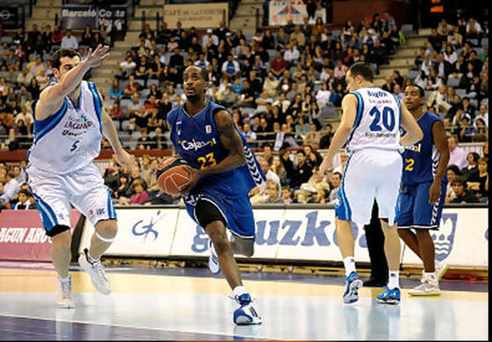 Earl Calloway entra a canasta.

Foto: Ortzi Omeñaka/enCancha.com