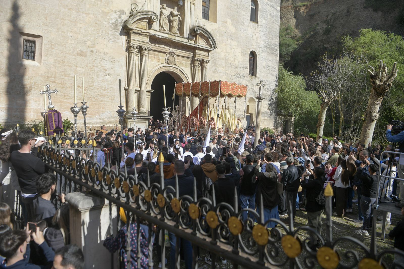 Así vivió Granada la salida de la Cofradía de los Dolores 2025