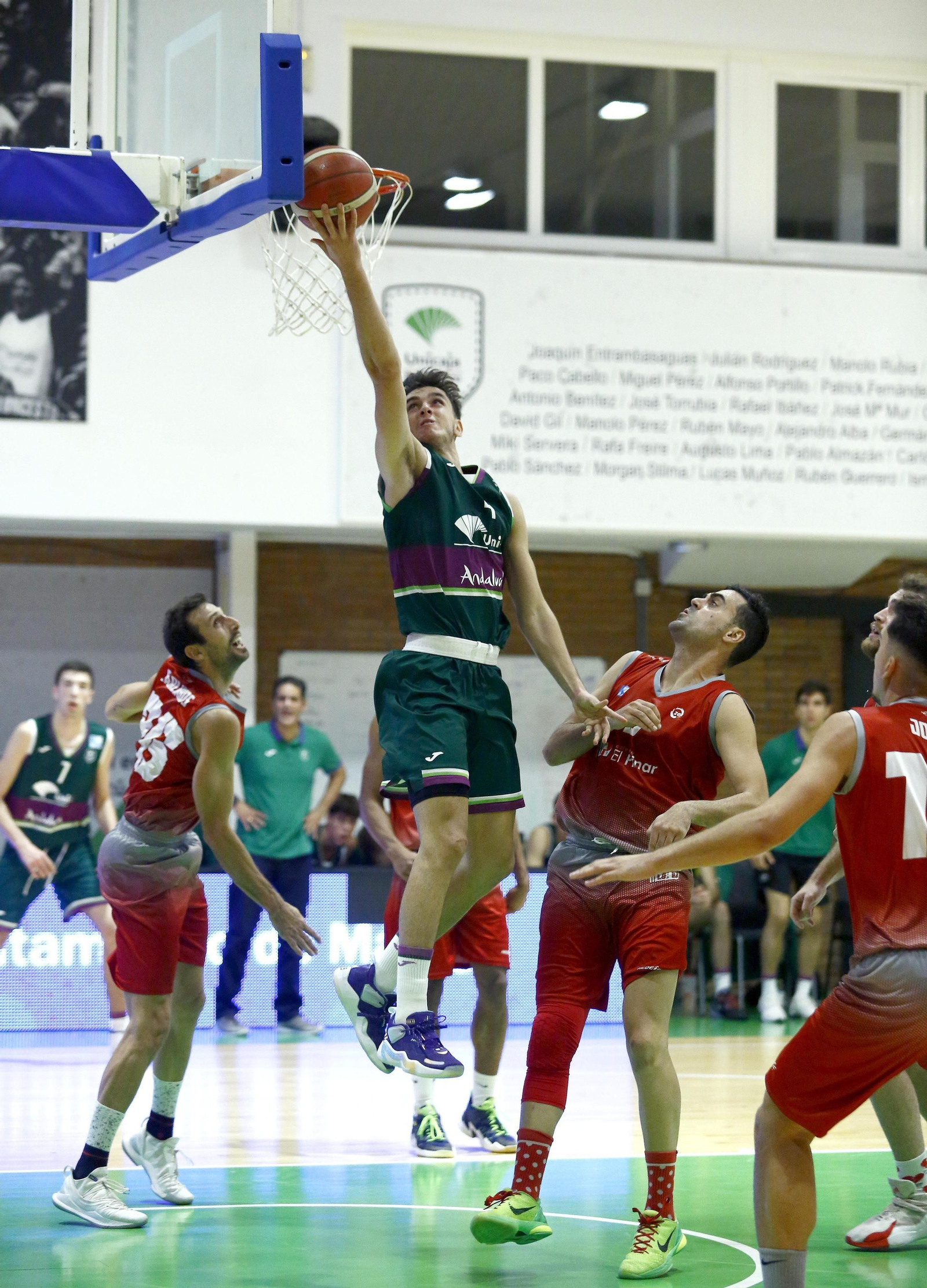El Unicaja de Liga EBA vence el derbi ante el Colegio El Pinar