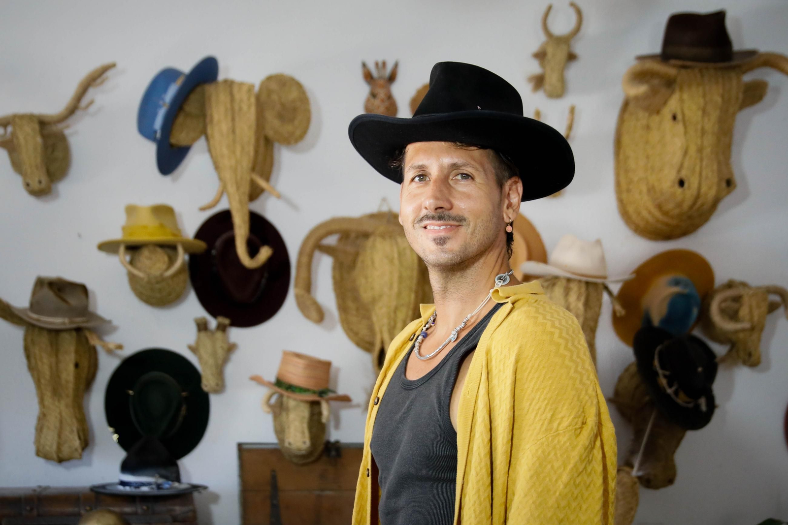 Imágenes del proceso creativo en sombreros de Alejandro Mateo