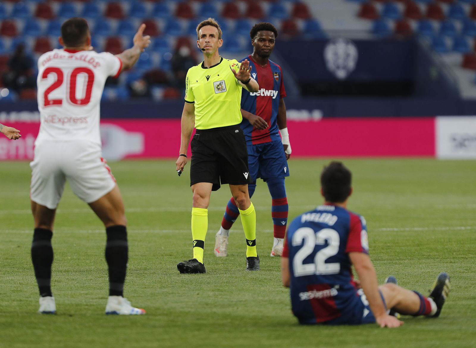 Diego Carlos reclama algo a Pizarro Gómez en el Levante-Sevilla de la Liga pasada.