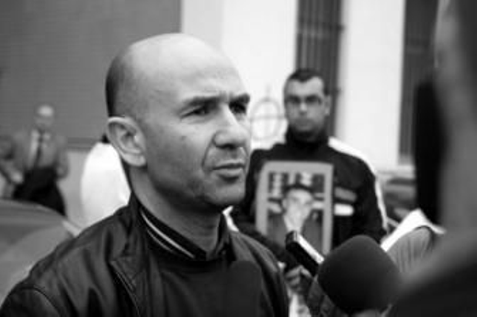 Abdelouahed, uno de los acompañantes del fallecido, habla a las puertas del Palacio de Justicia; al fondo Mohammid Najid, hermano de Argaz.