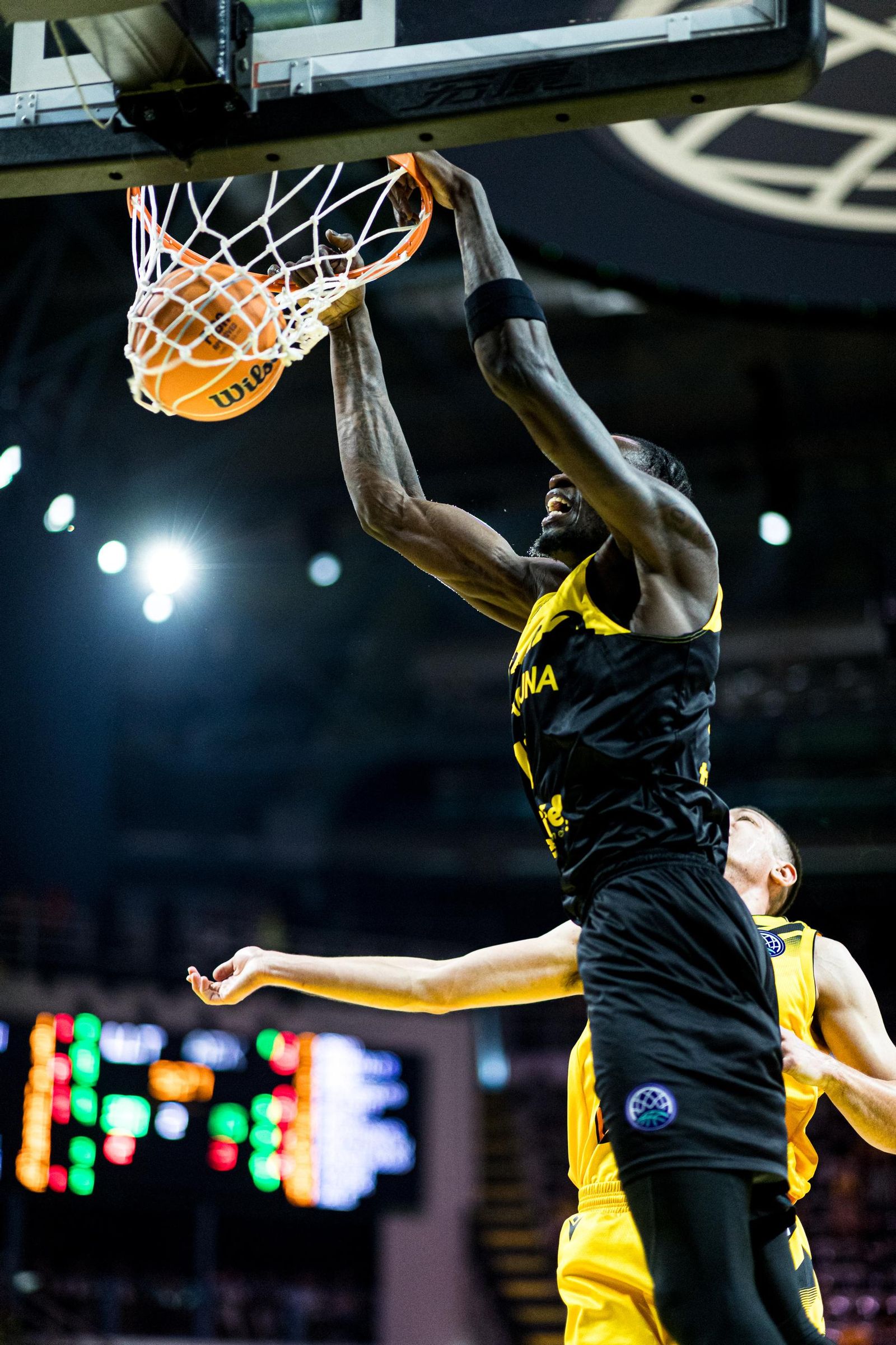 El AEK remonta y le quita al Tenerife el tercer puesto (77-73)