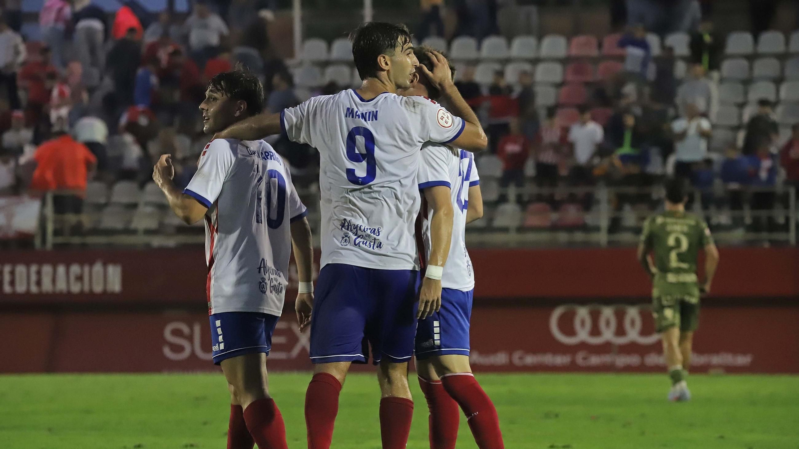 Manín, con el 9 a la espalda, celebra con sus compañeros la victoria ante el Murcia.