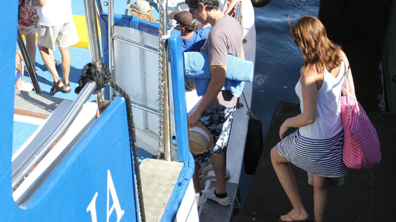 Pasajeros subiendo a la Canoa de Punta Umbría