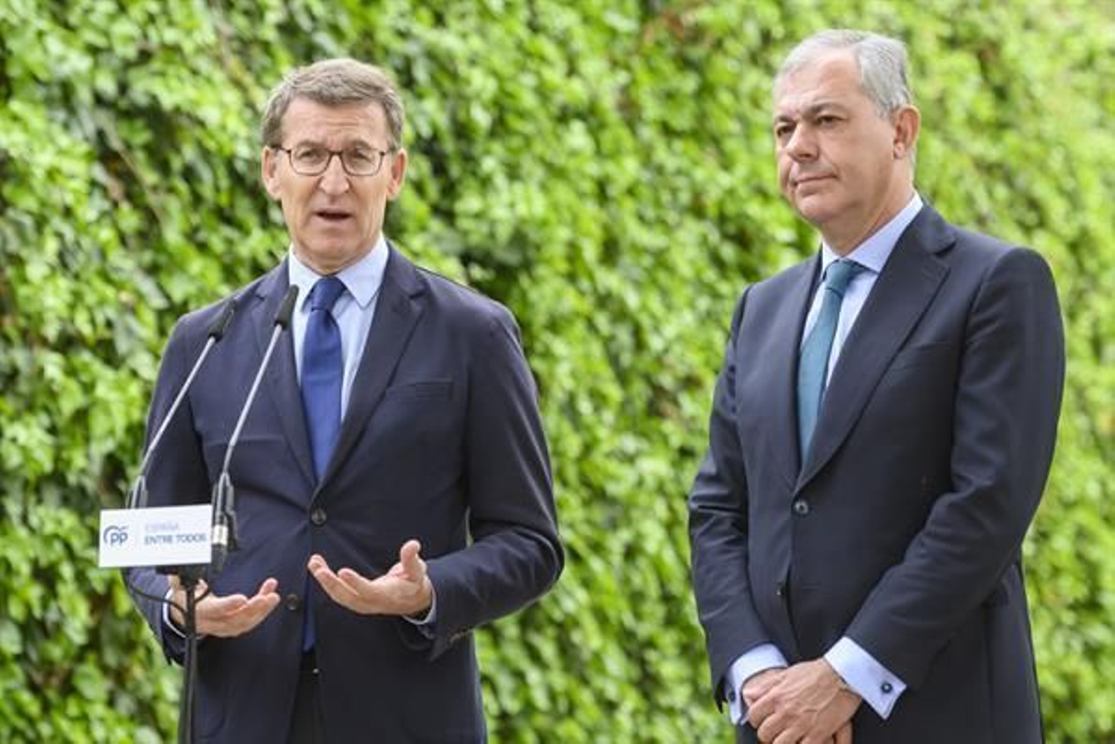 El presidente del Partido Popular, Alberto Núñez Feijóo, junto al candidato a la alcaldía de Sevilla por el partido, José Luis Sanz.