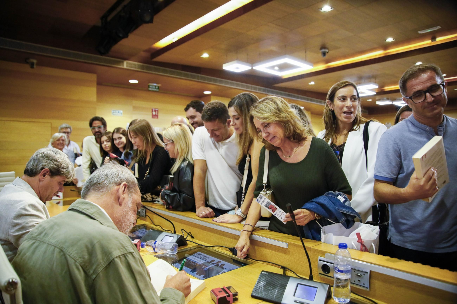 Carmen Mola presenta su libro "El clan" en la Casa de las mariposas de Almería, en imágenes