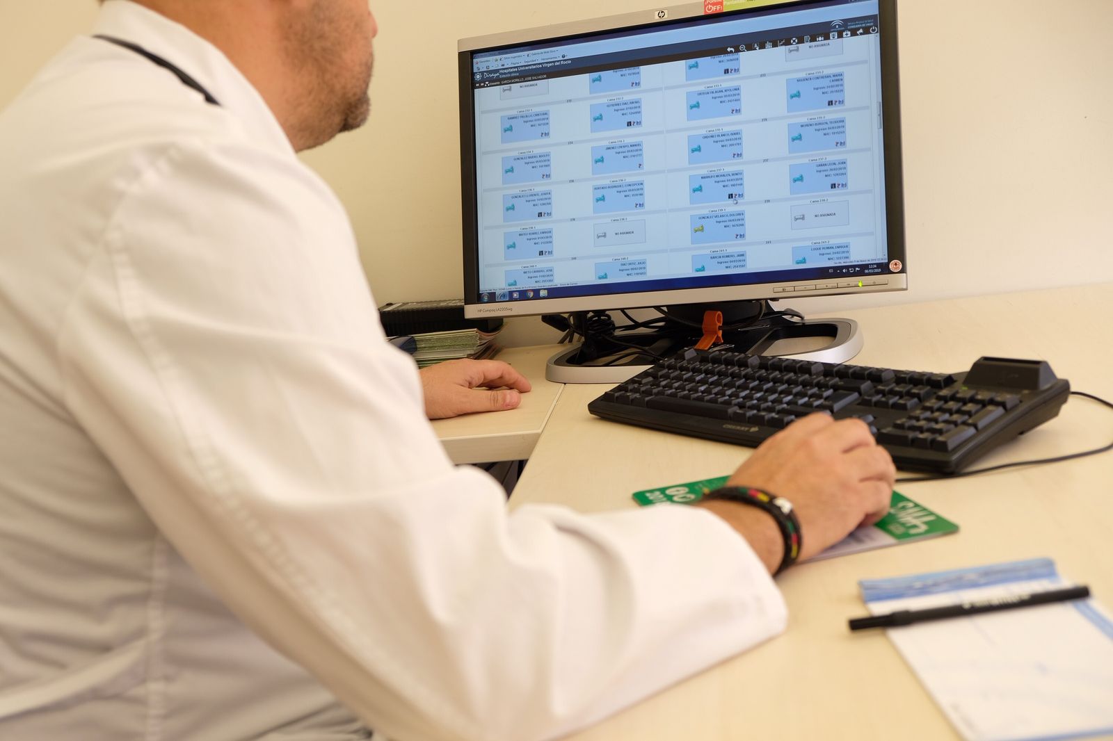 Un facultativo en el interior de una consulta.