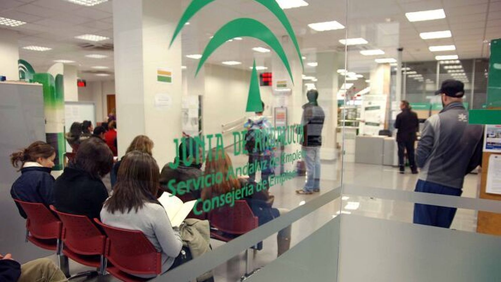 Imagen del interior de una oficina de empleo de la Junta de Andalucía en Málaga.