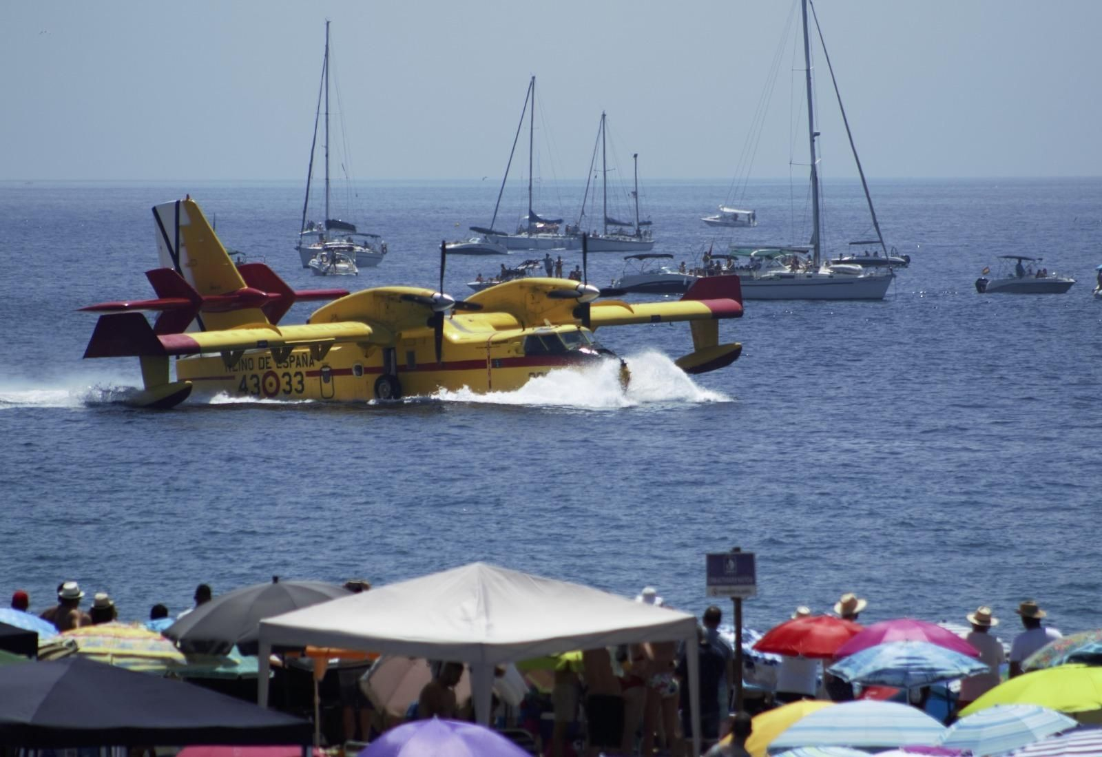 Imágenes del Festival Aéreo de Motril visto desde la playa