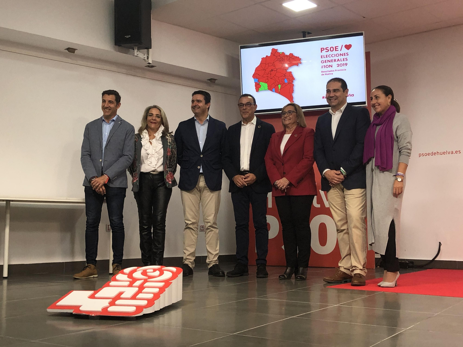 Los seis cargos electos del PSOE posan con el secretario general, Ignacio Caraballo.