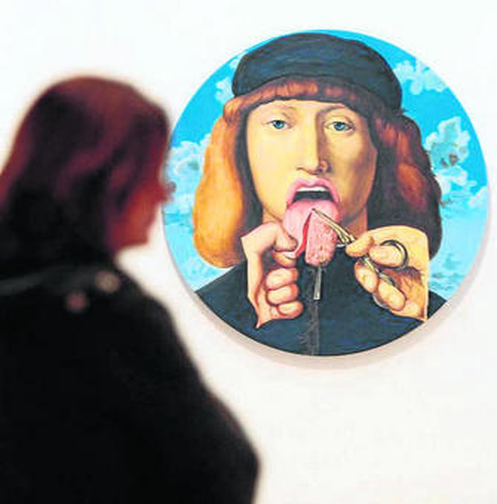 1 y 4. La artista Ángeles Agrela posa junto a obras de 'La profundidad de la piel'. 2. 'Ablación de la mitad izquierda de la lengua al retrato de un joven de Vicenzo Catena'. 3. La exposición se puede ver en el Hospital Real.