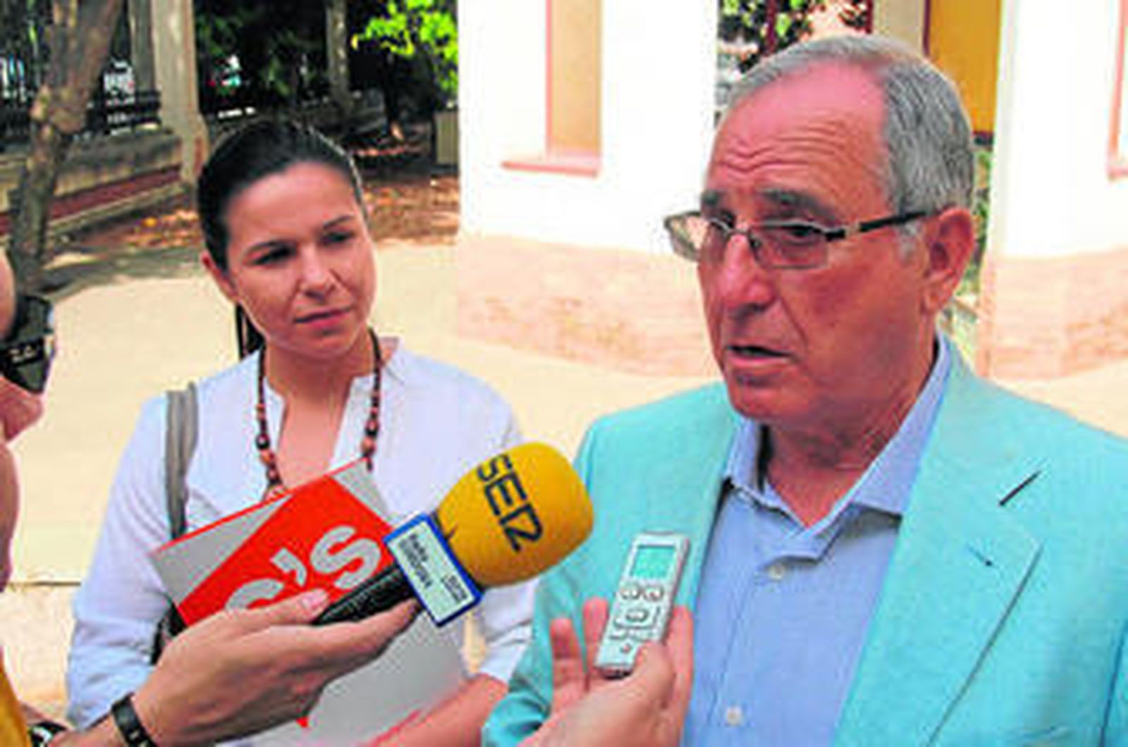 Rosana Paradell y José Luis Vilches, ayer, en la puerta de la Gerencia de Urbanismo.