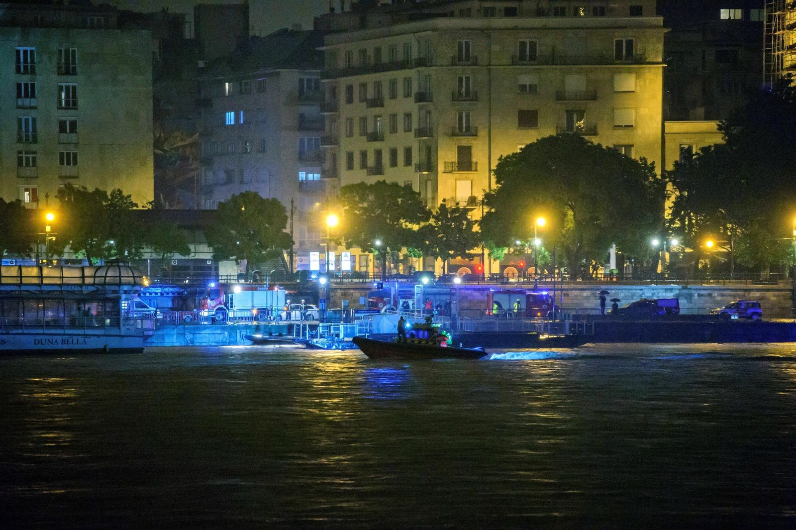 El rescate de las víctimas del naufragio de un barco turístico en el Danubio, en imágenes