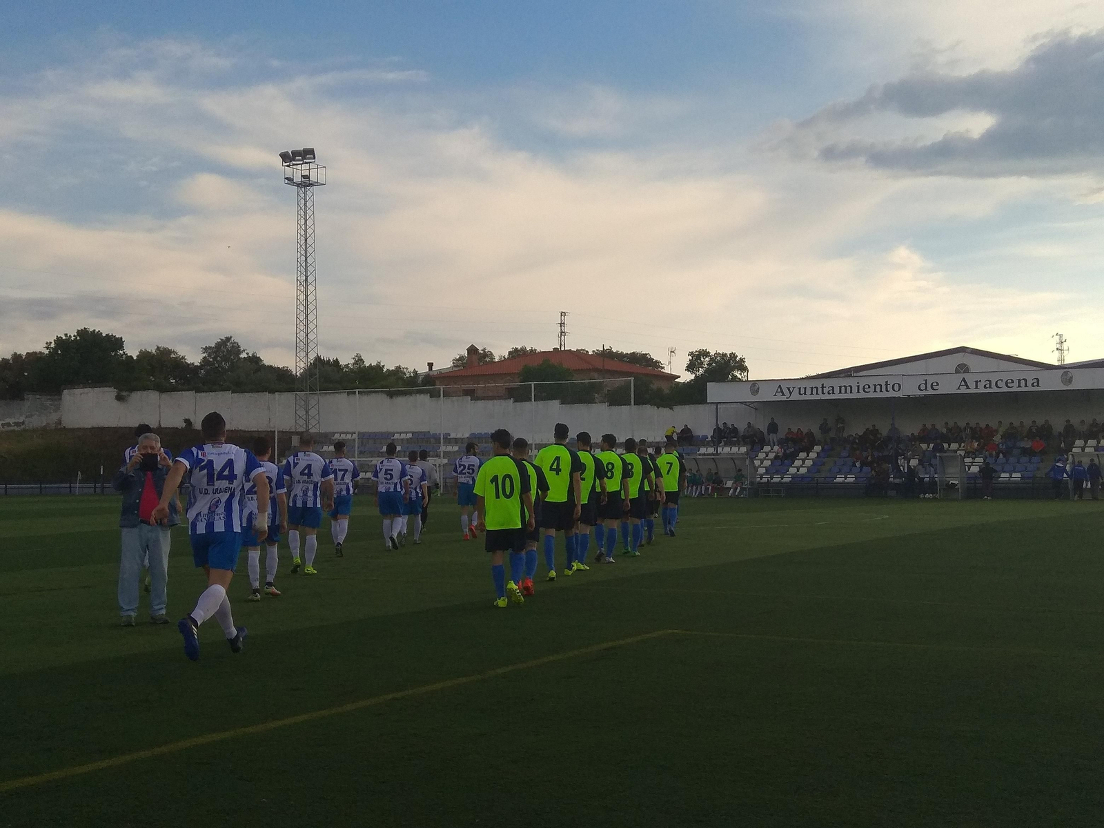 Los jugadores del Aracena y del Zarza saltan al terreno de juego, ayer. Los jugadores del Aracena y del Zarza saltan al terreno de juego, ayer.