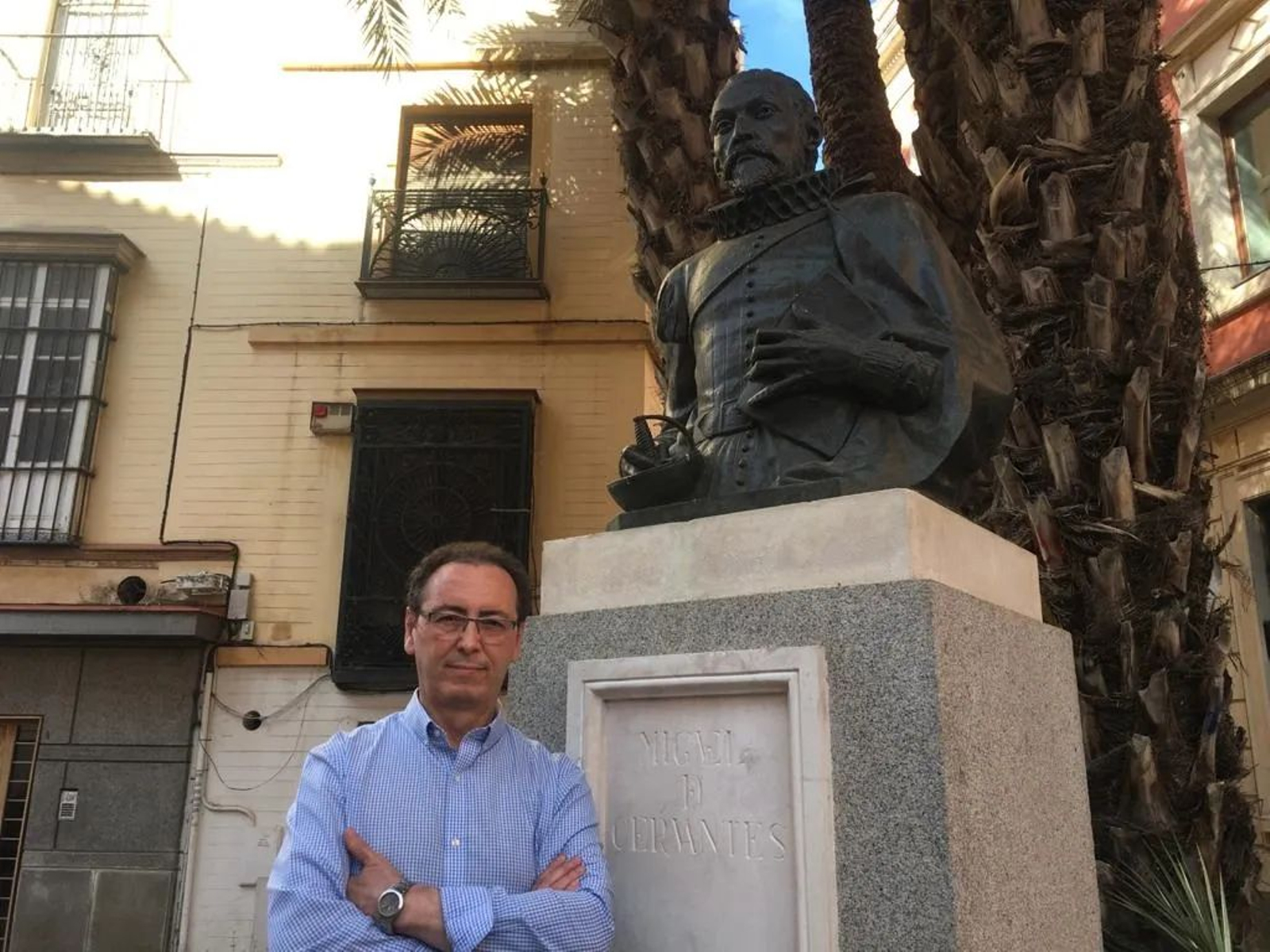 El archivero y especialista en Cervantes José Cabello Núñez posa ante el busto del autor del ‘Quijote’.