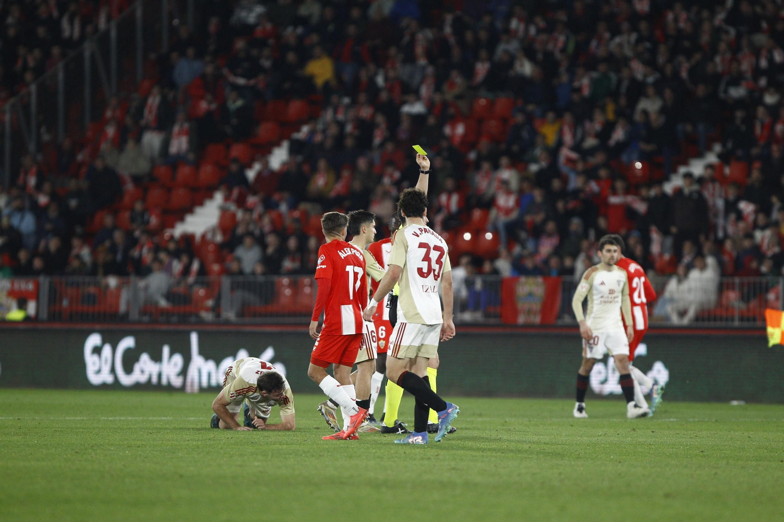 La U.D. Almería se impone por 1-0 al C.D. Mirandés y alcanza la segunda plaza, en imágenes