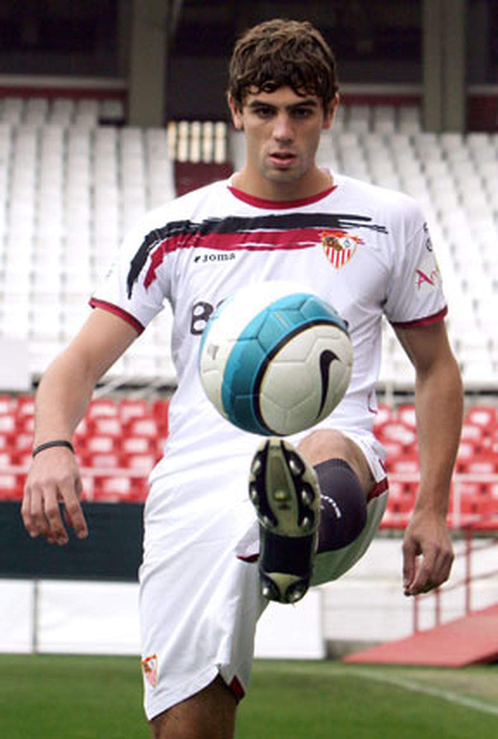 Fazio, defensa
Edad: 24 años
Temp. en el club: 6ª
Goles en 10-11: 2
Contrato hasta: 2014