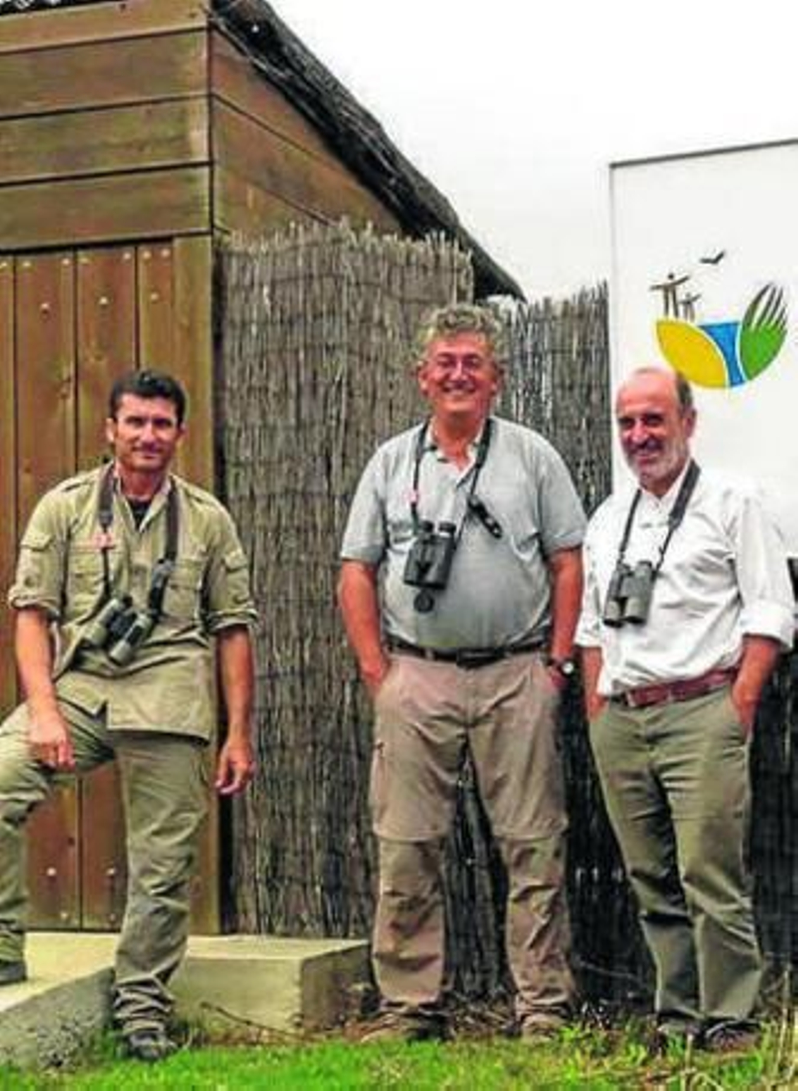 Varillas junto a dos técnicos.
