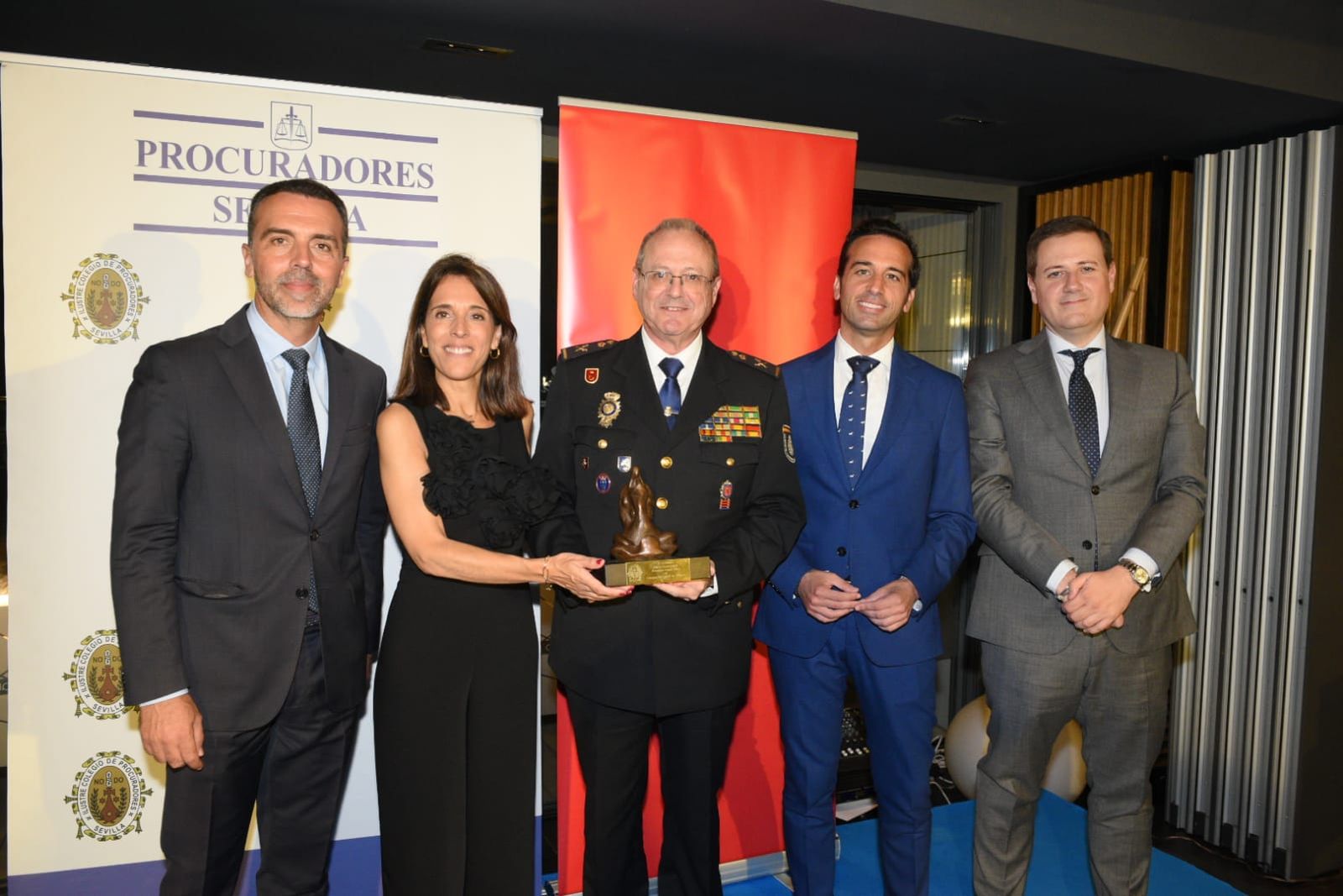 El jefe superior de Policía Occidental, Andrés Garrido, recibe el premio de los procuradores sevillanos.