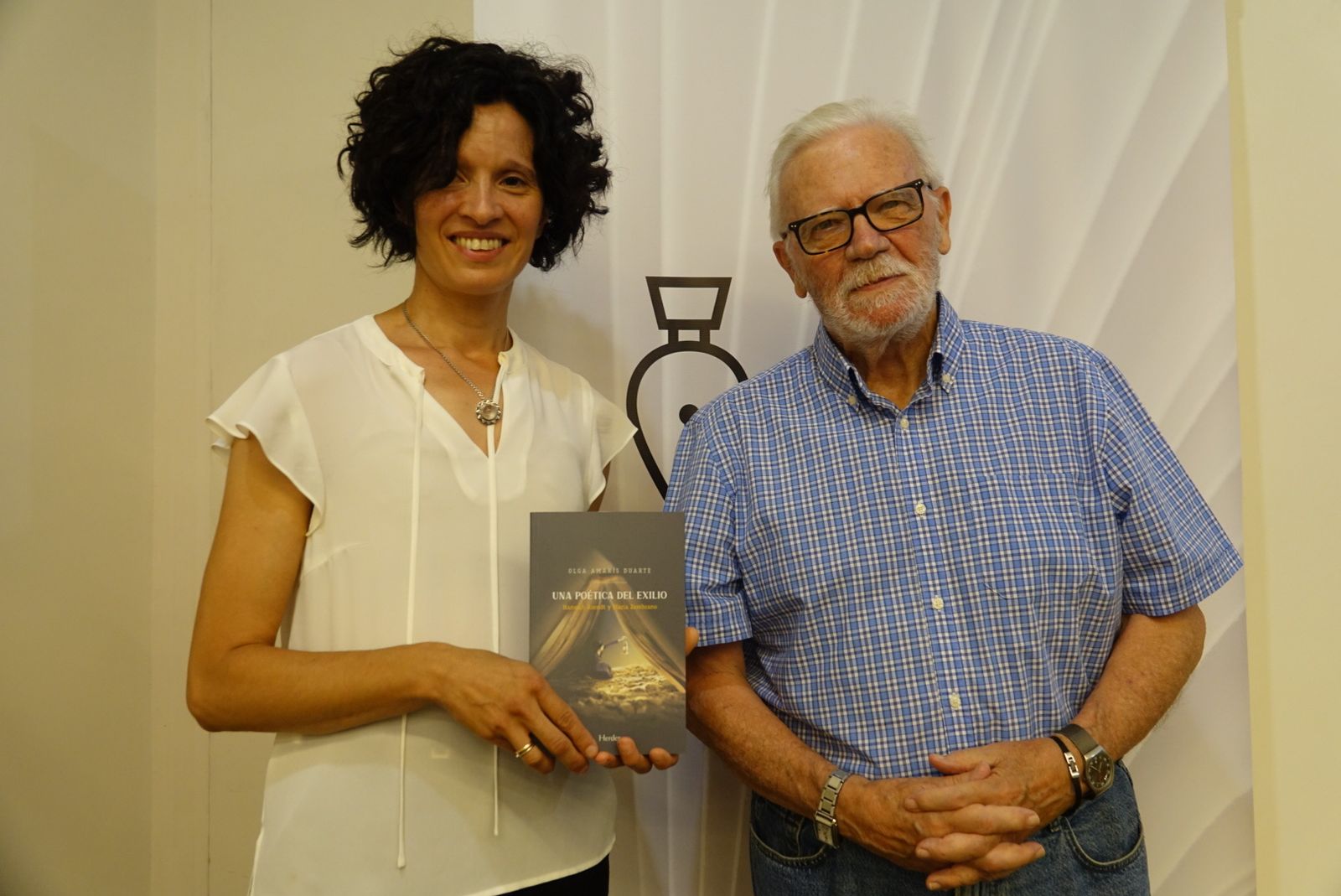 Olga Amarís Duarte, junto a Rafael Ballesteros, este jueves, en el Centro Andaluz de las Letras.