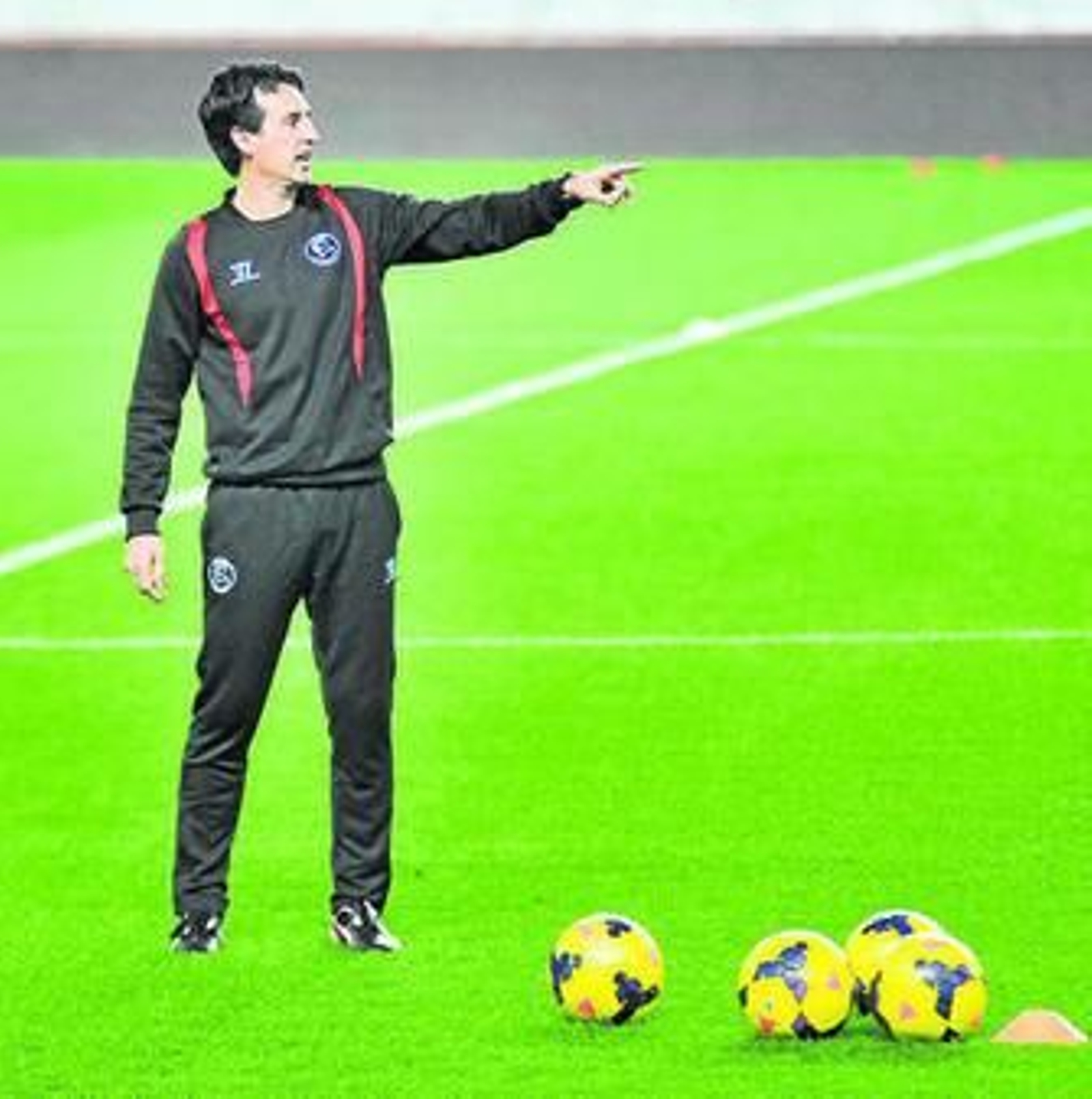 Unai Emery da instrucciones en el entrenamiento de ayer.