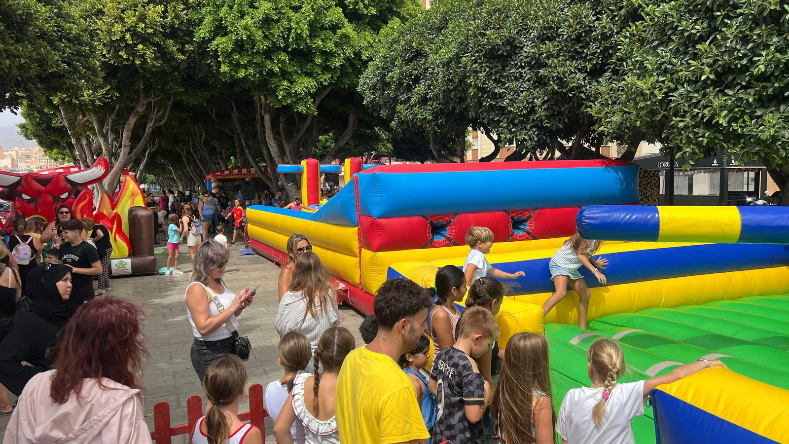 La procesión de la Virgen del Mar por las calles de Adra, en imágenes