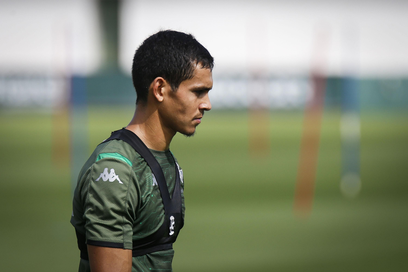 Mandi, en un entrenamiento con el Betis.