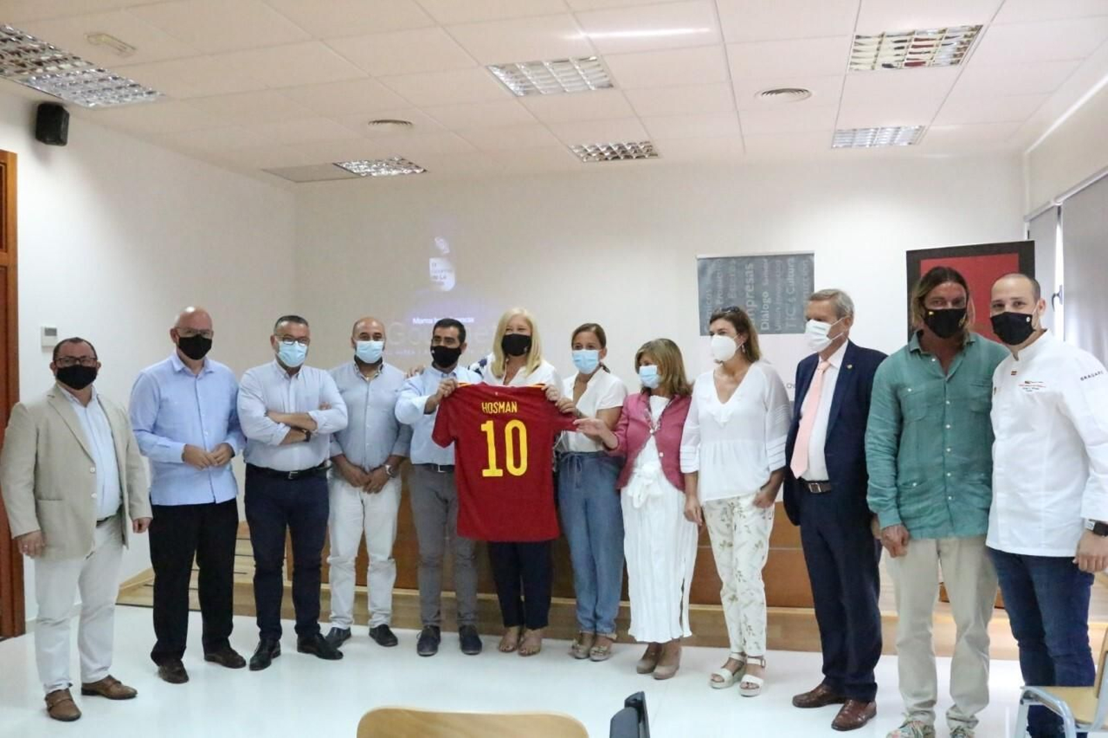 Foto de grupo tras elacto de reconocimiento a la empresa Hosman.