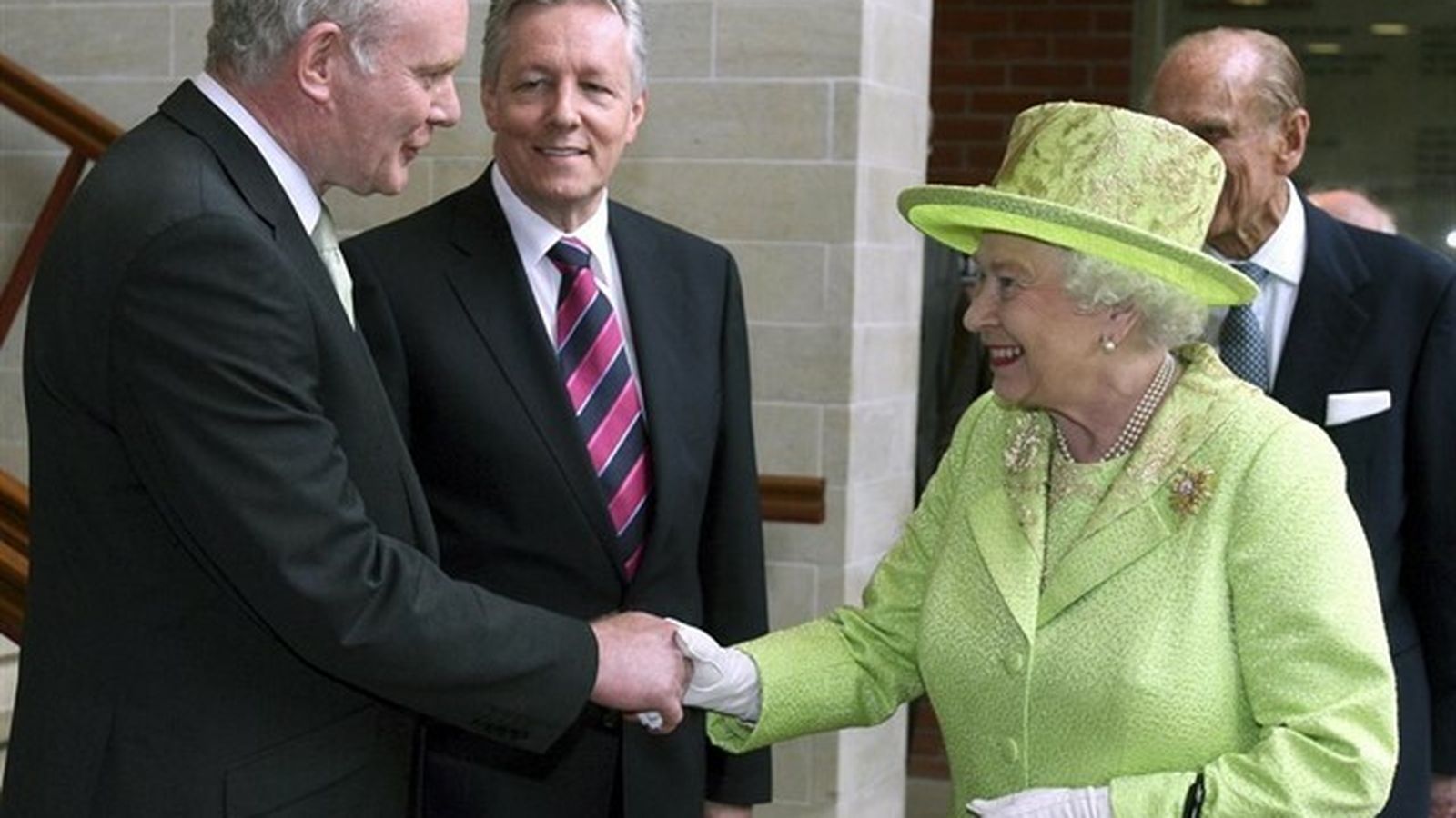 Isabel II le da la mano a Martin McGuinness.